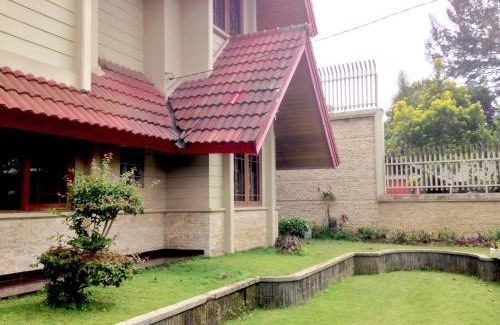 Lembang Villa | Family-Friendly Villa Nuansa Alam with Kitchen Amenities