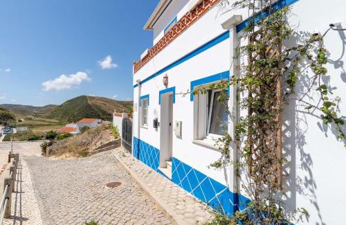 Carrapateira Villa | Oceanfront Villa O Altinho with Pool & Family-Friendly Access