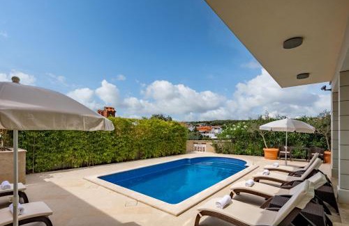 Pjescana Uvala House | Relax at Villa Oasi Pool & Spa - Perfect for Families