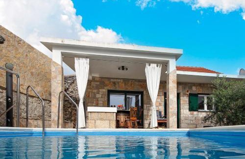 Siroke House | Inviting Villa Oaza Primošten with Heated Pool, Rated 9.8
