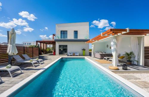 Sukosan Villa | Villa Olea: Relaxing Retreat with Heated Pool & Jacuzzi