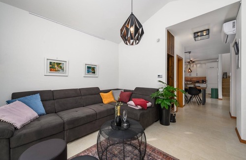 Tinjan Villa | Idyllic Villa Oliva Muntrilj with Pool and Lush Garden
