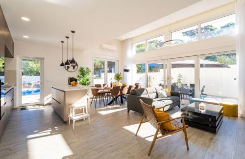 Zaton Villa | Villa Olivila: Oceanfront Retreat with Perfect Guest Ratings