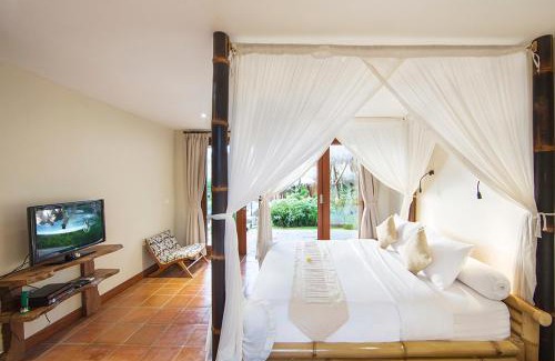 Singakerta Villa | Villa Omah Padi Ubud: Oceanfront Oasis with Pool & Dining