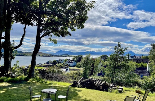 Breakish Villa | Idyllic Villa by the Sea with Scenic Views to Skye & Raasay