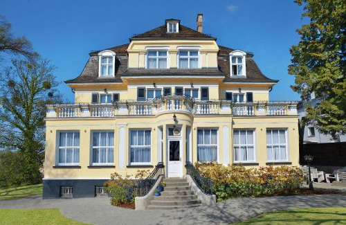 Diez Hotel | Villa Oranien: Family-Friendly Retreat with Hot Tub Access