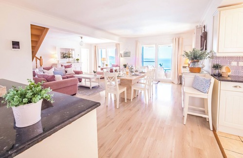 Petaleia Villa | Family Villa with Ocean View & Infinity Pool - 10/10 Rated