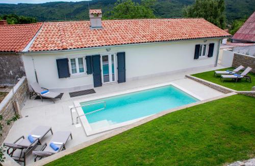 Lanisce Villa | Relaxing Villa Orljak: Oceanfront Bliss with Spa and Pool