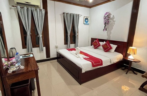 Luang Prabang Hotel | Budget-Friendly Villa Ouis NamKhan Riverside with Dining & Kids