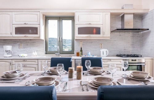 Kamilari Villa | Villa Ovgoro: Poolside Retreat with 10/10 Guest Rating