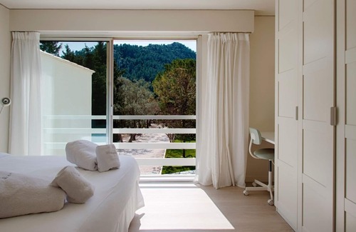 Gemenos Cabin | Villa & Padel 5*: Guest Rated 10/10 with Pool and Breakfast