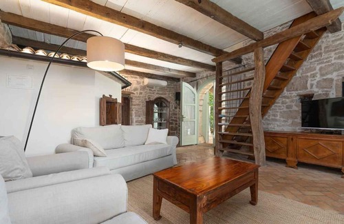 Vosteni House | Villa Pakich in Orbani
