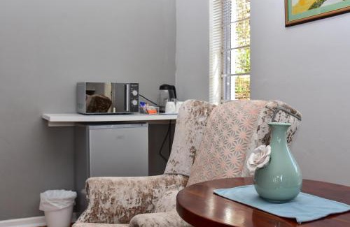 Grahamstown House | Relax at Villa Palesa Guesthouse with Hot Tub & Breakfast