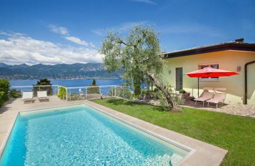 Torri del Benaco Villa | Relaxing Villa Palladini with Pool - Pet Friendly Getaway