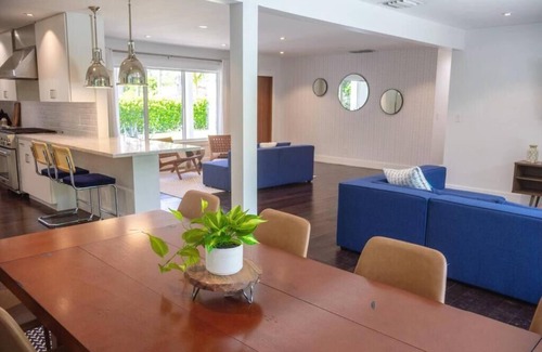 South Lake House | Villa Palma: Relax by the Ocean with Private Pool & Tiki Hut