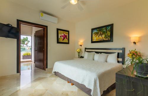 Alfredo V. Bonfil Hotel | Relax at Villa Palmeras: Family-Friendly with Pool & Breakfast
