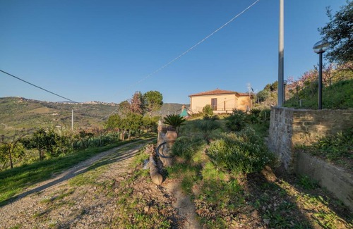 Frascinelle House | Discover Villa Pandora: 4-Star Stay with Family-Friendly Amenities