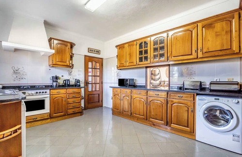 Lagoa e Carvoeiro Villa | Villa 'Paraíso': Oceanfront Retreat with Private Pool & Wi-Fi