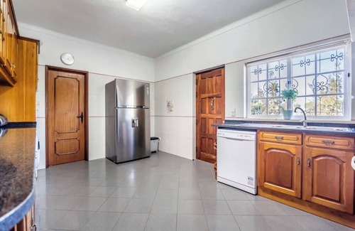 Lagoa e Carvoeiro Villa | Villa 'Paraíso': Oceanfront Retreat with Private Pool & Wi-Fi