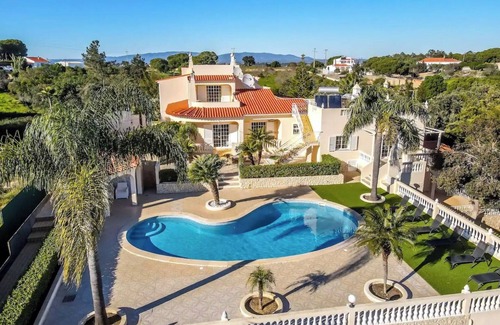 Lagoa e Carvoeiro Villa | Villa 'Paraíso': Oceanfront Retreat with Private Pool & Wi-Fi