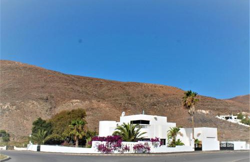 Giniginamar Villa | Discover Villa Paradise Beach: Oceanfront & Pet Friendly Stay