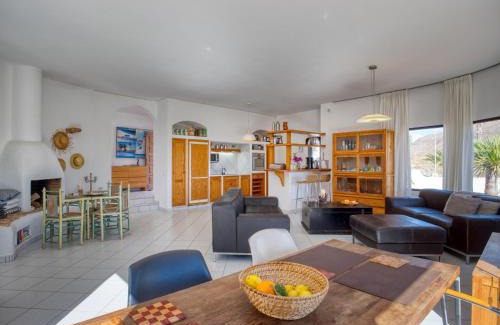 Giniginamar Villa | Discover Villa Paradise Beach: Oceanfront & Pet Friendly Stay