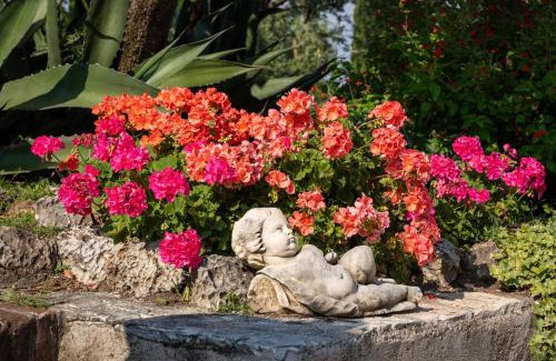 Sirmione Apartment | Delightful Villa Paradiso Suite with Oceanfront Views