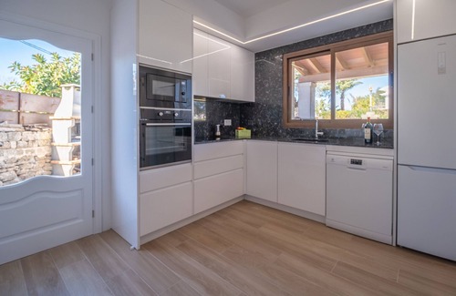 Alcudia Ski Chalet | Villa Paraiso: Steps from Alcudia Beach with Ocean View