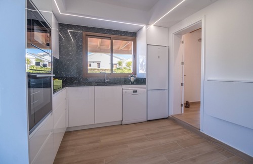 Alcudia Ski Chalet | Villa Paraiso: Steps from Alcudia Beach with Ocean View