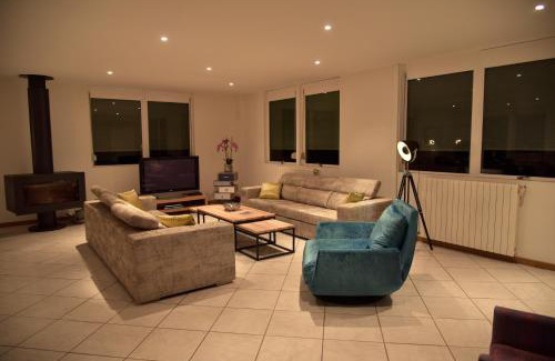 Saint-Andre-de-Cubzac House | Discover Villa Parenthese: Oceanfront Haven with Hot Tub
