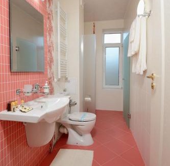 Hisarja Hotel | Discover Villa Paris: Top-Rated Hotel with Hot Tub Access