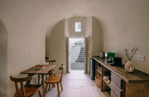 Megalochori Villa | Idyllic Villa Patitiri: Cave House with Private Pool in Santorini