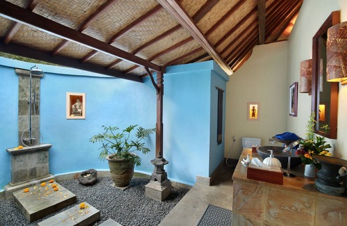 Kayu Putih House | Discover Villa Patria: Family-Friendly with Pool & Dining