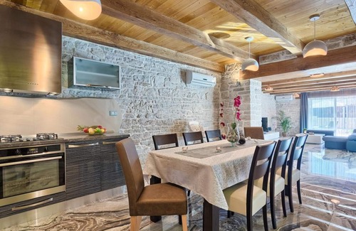 Pazin House | Villa Patrick: Private Pool Oasis for 10 with Free WiFi