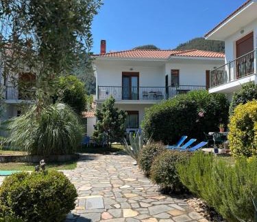 Chrisi Akti House | Villa Pearl: Family-Friendly Haven with Pool & 9.4 Rating