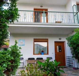 Chrisi Akti House | Villa Pearl: Family-Friendly Haven with Pool & 9.4 Rating
