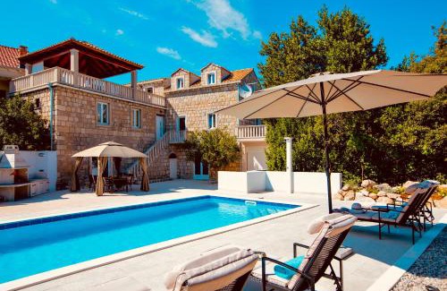 Komaji Villa | Villa Pendo 1450: Oceanfront Retreat with Top Amenities
