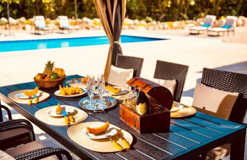 Komaji Villa | Villa Pendo 1450: Oceanfront Retreat with Top Amenities