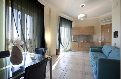 Ischia Porto House | Villa Peonia A: Sunlit Apartment with Free Wi-Fi & Breakfast