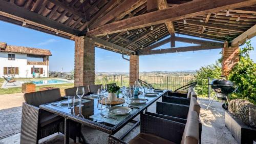 Costigliole d'Asti House | Idyllic Villa Perla: Hilltop Retreat with Oceanfront Pool