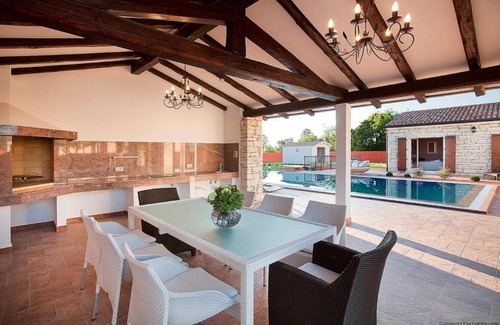 Cabrunici Villa | Villa Perla: Pet-Friendly Retreat with Pool & 10/10 Rating
