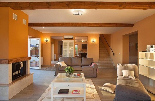Cabrunici Villa | Villa Perla: Pet-Friendly Retreat with Pool & 10/10 Rating