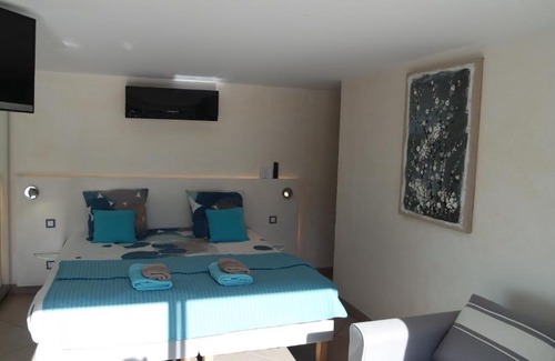 Saint-Aygulf Bed & Breakfast | Experience Villa Perle De La Mer: Oceanfront Bliss Awaits