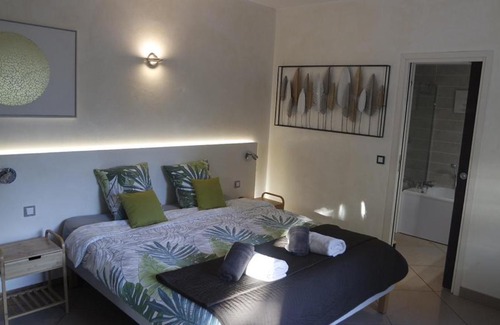 Saint-Aygulf Bed & Breakfast | Experience Villa Perle De La Mer: Oceanfront Bliss Awaits