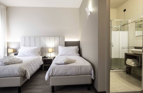 Novellara Hotel | Villa Petra: Family-Friendly Retreat with Pool & Dining