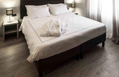Novellara Hotel | Villa Petra: Family-Friendly Retreat with Pool & Dining