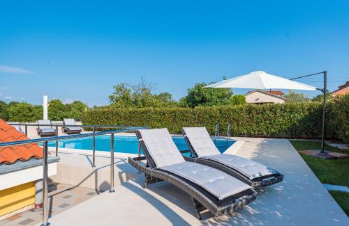 Brisevo Apartment | Villa Petra: Poolside Retreat with Oceanfront Views