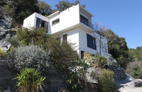 Valle-de-Campoloro House | Oceanfront Villa Petrera: Family-Friendly Getaway