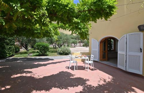 Mondragone Bed & Breakfast | Villa Petrinum B&B - Family Friendly with Breakfast Included