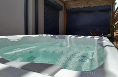 Destrellan Apartment | Villa Pheron: 4-Star Retreat with Jacuzzi & Spa Amenities